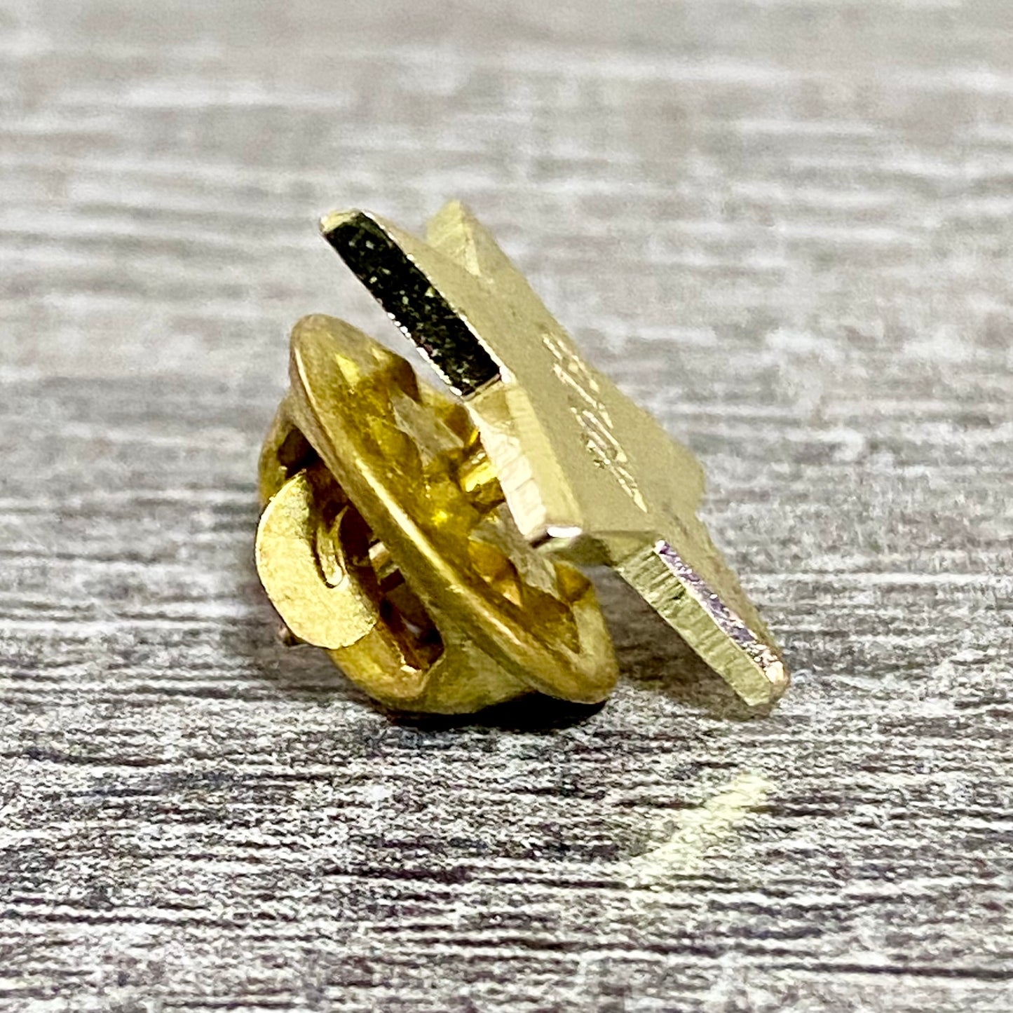 Golden Star Metal Gold Tone 2019 Lapel Pin Badge