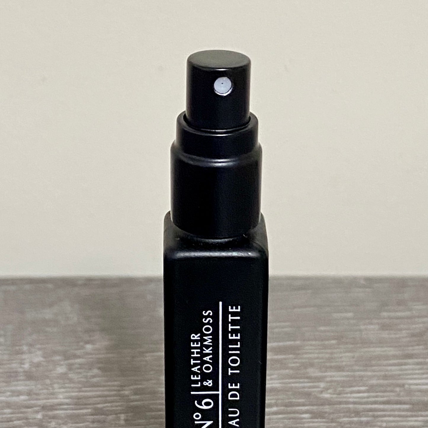 Pecksniffs Men’s Eau De Toilette Mini Leather & Oakmoss 10ml Travel Size Spray