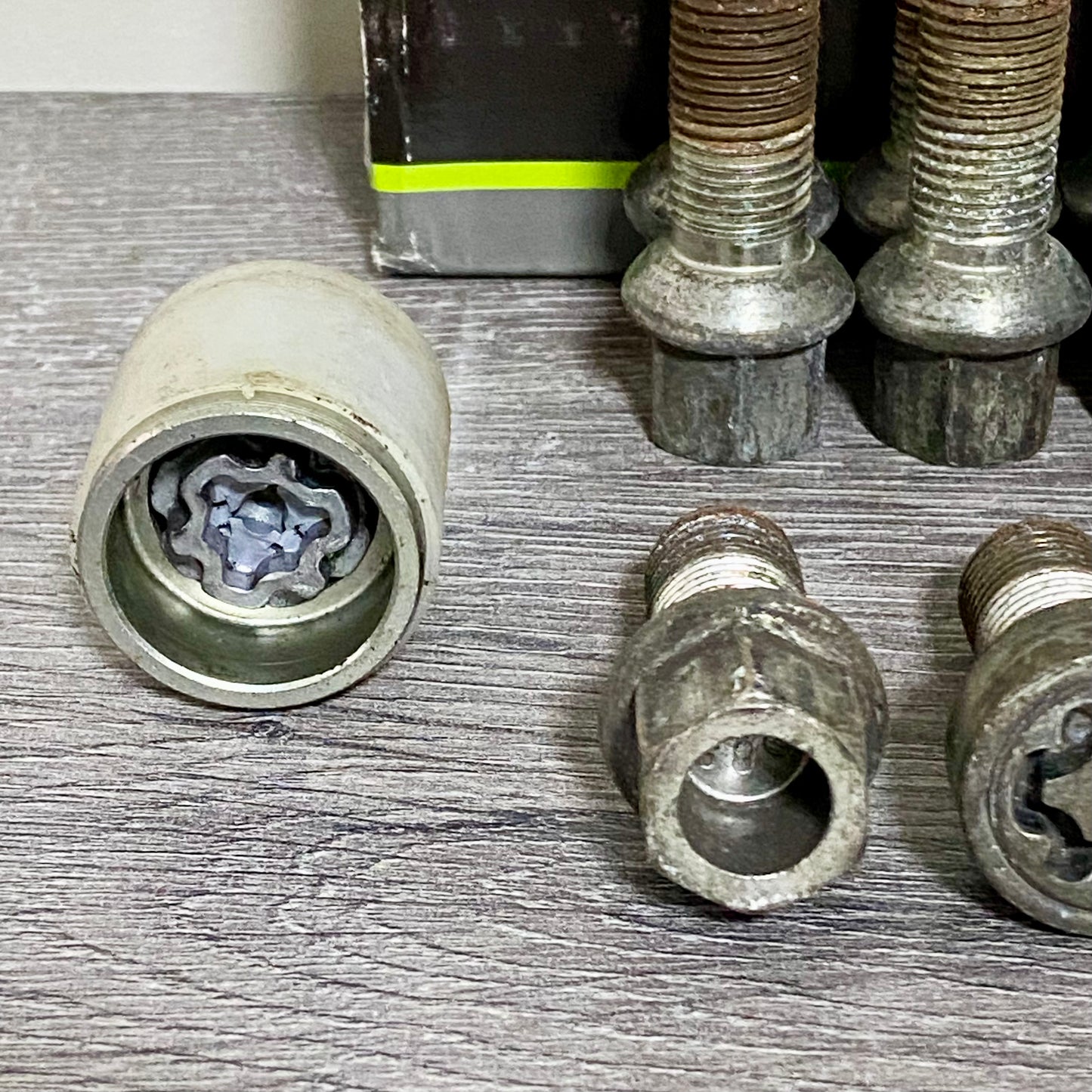 M14 X 1.5mm Fine Pitch 25mm Long Thread 16x & 4 Locking Wheel Bolts & Key Set