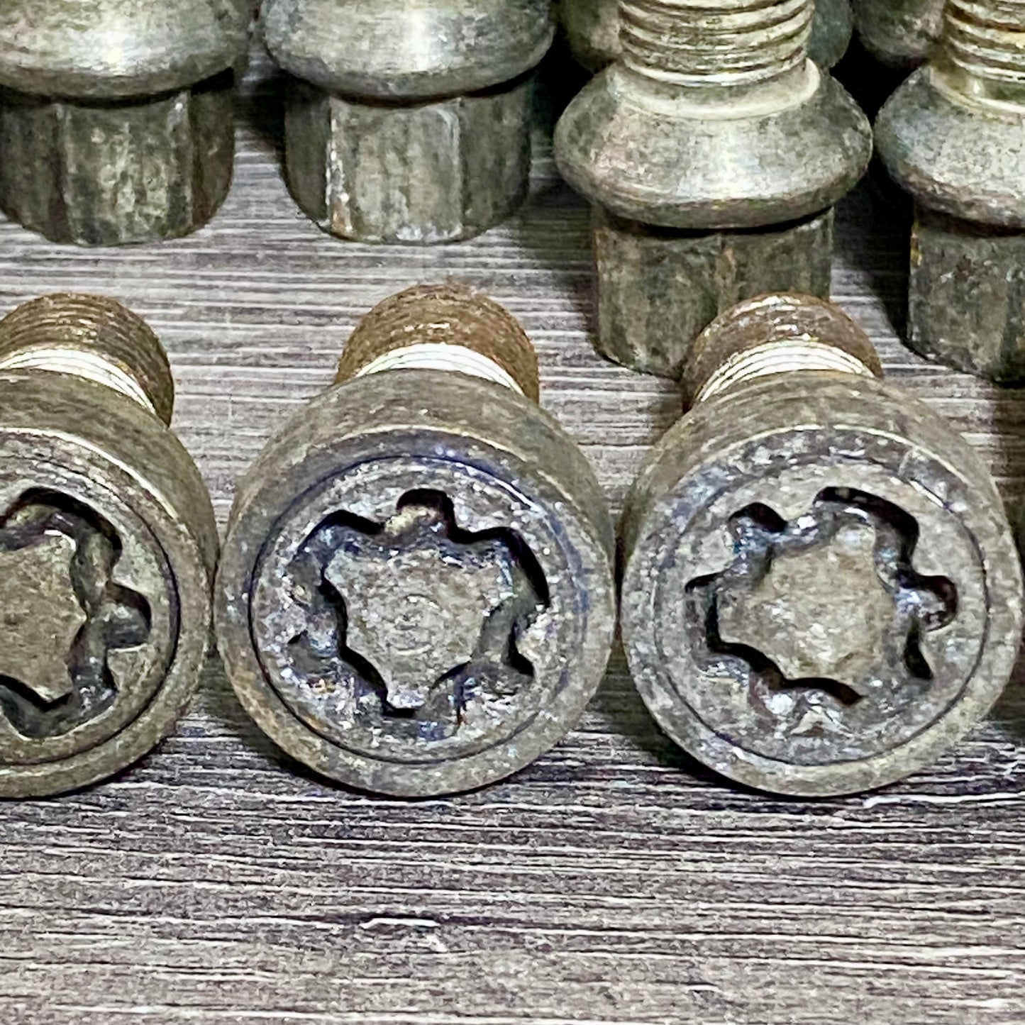 M14 X 1.5mm Fine Pitch 25mm Long Thread 16x & 4 Locking Wheel Bolts & Key Set