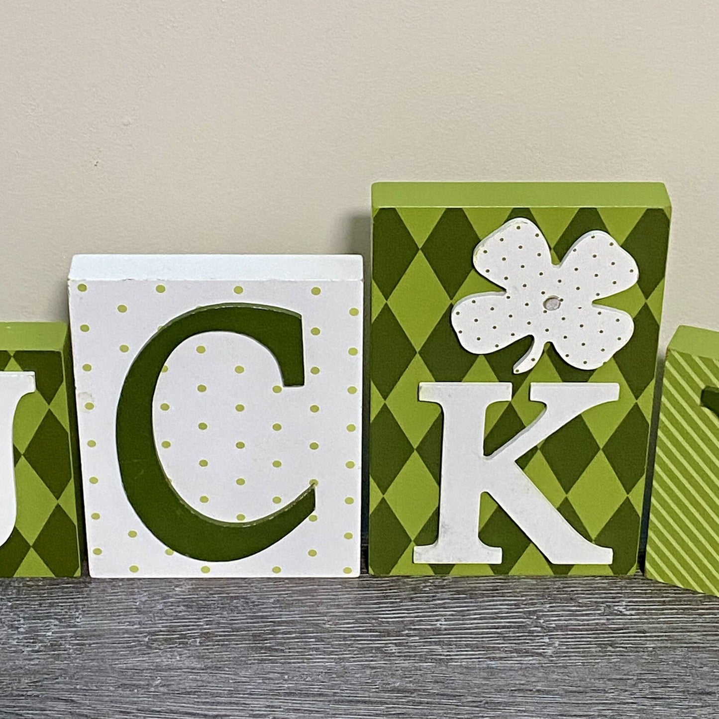 St Patrick’s Day “Lucky” Sign Plaque Display Green Wood Wooden Block Blocks Rare
