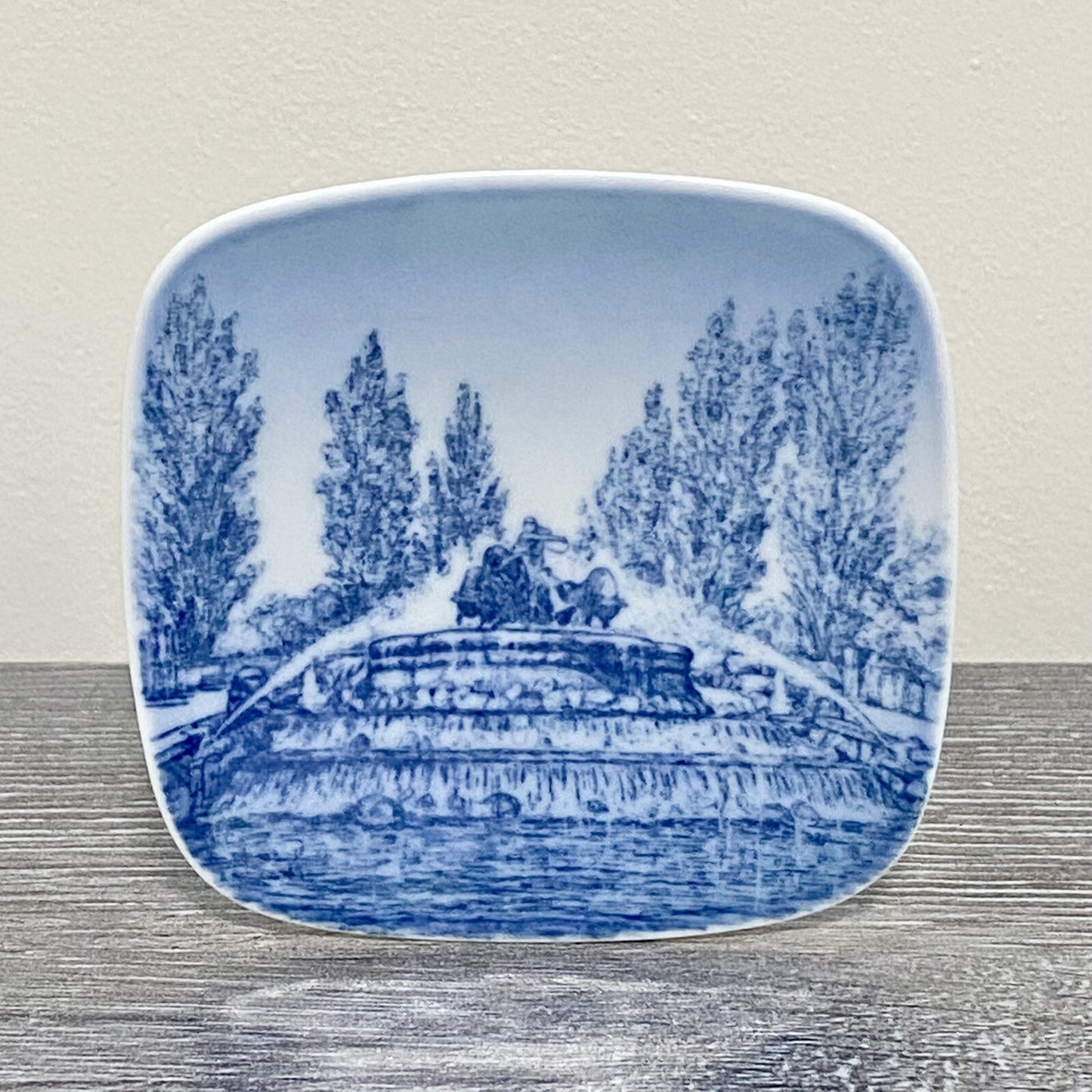 Bing & Grondahl Kjeld Bonfils Copenhagen Porcelain Springvandet Slot 1714/5708