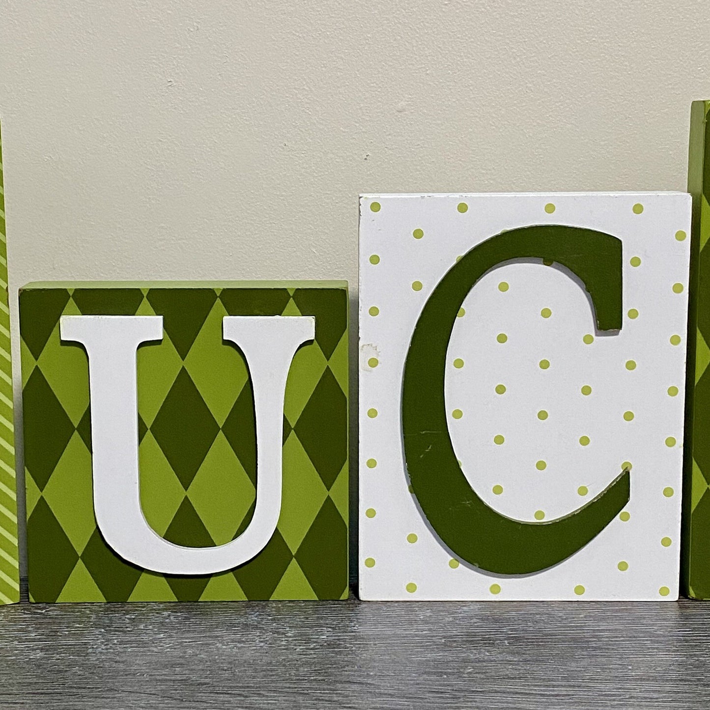 St Patrick’s Day “Lucky” Sign Plaque Display Green Wood Wooden Block Blocks Rare