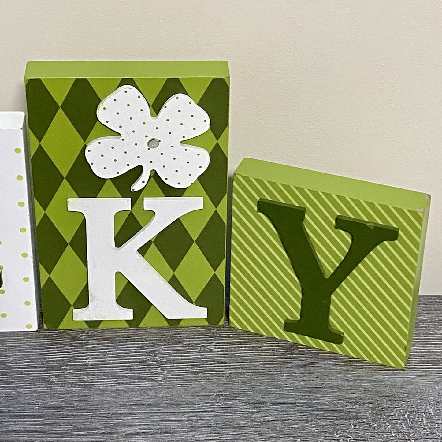 St Patrick’s Day “Lucky” Sign Plaque Display Green Wood Wooden Block Blocks Rare