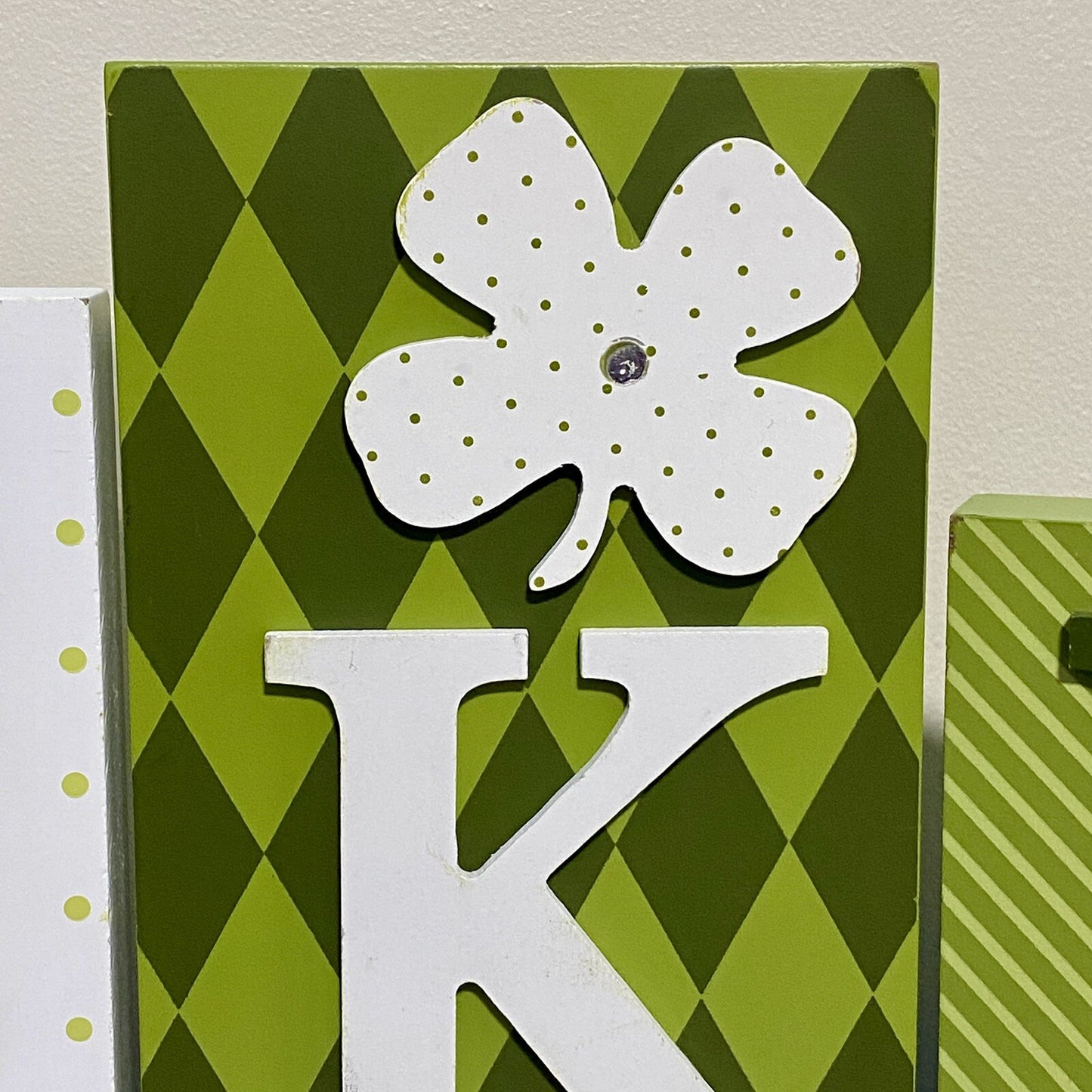 St Patrick’s Day “Lucky” Sign Plaque Display Green Wood Wooden Block Blocks Rare