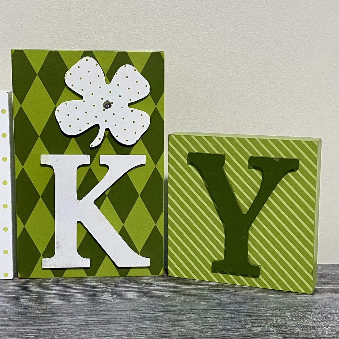 St Patrick’s Day “Lucky” Sign Plaque Display Green Wood Wooden Block Blocks Rare